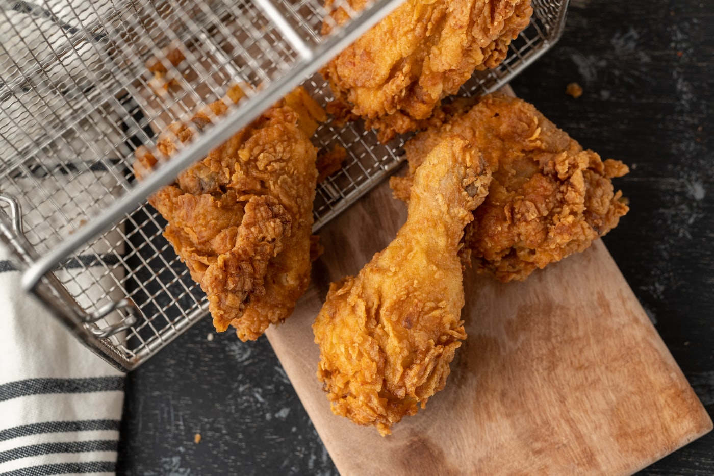 Presas de pollo broaster crujiente en canasta