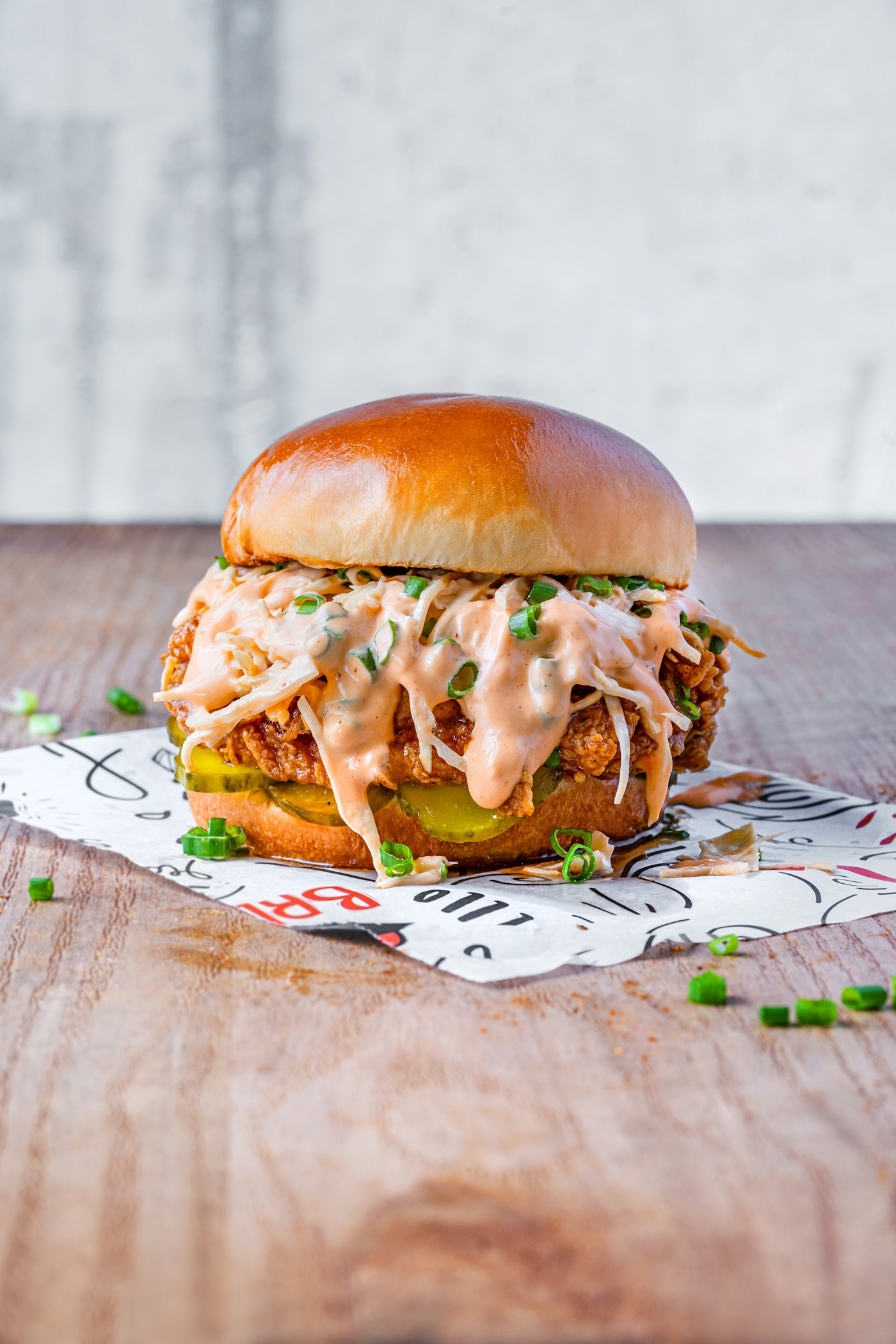 Sándwich de pollo crujiente con coleslaw